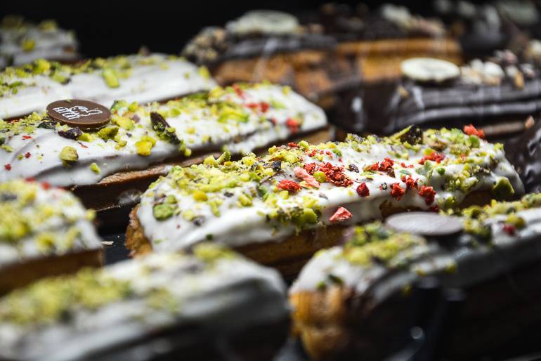 Die köstlichen Eclairs im Coffeeshop Fat Cat Eclernica in Riga wurden mit weißer Schokolade, Lavendel, gerösteten Mandeln oder Pistazien verziert.