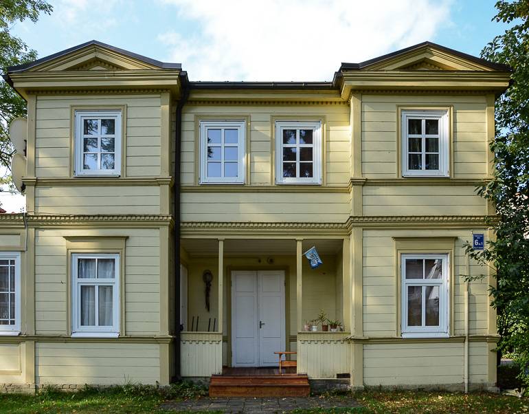 Eine hübsche Holzvilla mit zwei kleinen Türmen an der Straße des Badeortes Jurmala in Lettland.