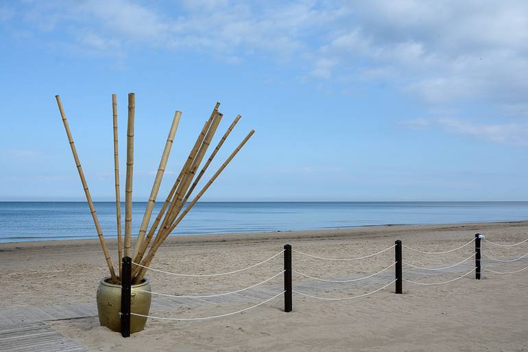 Am weißen Sandstrand von Jurmala in Lettland blickt man auf die ruhige Ostsee.