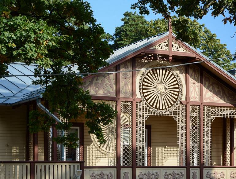 Eine märchenhafte Villa entworfen aus einer Mischung von Jugendstil und Holzarchitektur bei den Dünenwäldern von Jurmala, Lettland.