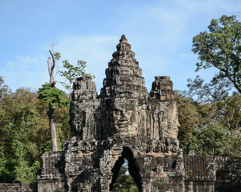 Das steinerne Südtor der Tempelstadt Angkor Thom in Kambodscha trägt drei Turmspitzen mit Gesicht.