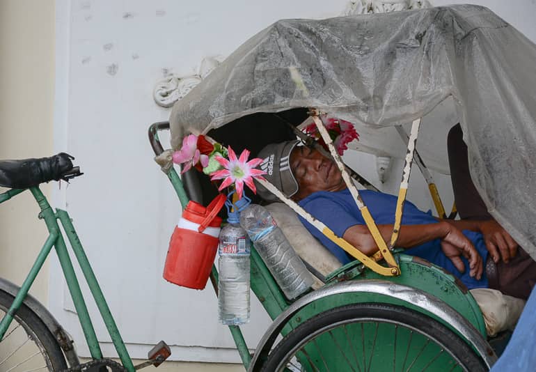 Warten auf Kundschaft - an einem Sonntag geht es ruhig zu in den Straßen Phnom Penhs.