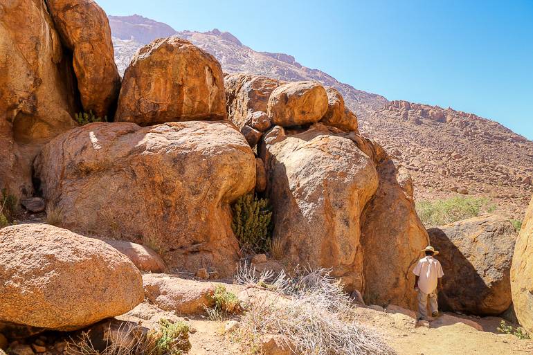 Nur zu Fuß gelangt man zu Namibias bekanntester Felsmalerei.