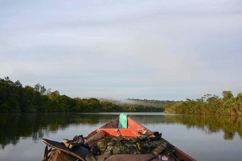 Nur das Eintauchen der Paddel ist zu hören am frühen Morgen auf dem Phi Pot Fluss.