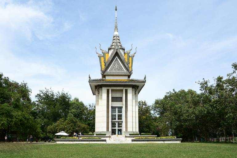 Ein Ort des Erinnerns an das Terrorregime der Khmer Rouge: die Stupa in Choeung Ek.