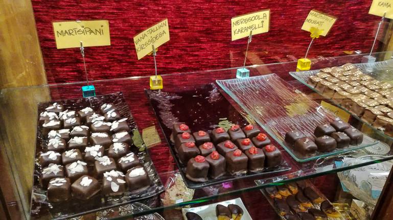 In Tallinns Café Kehrwieder sind in der Auslage verschiedene Variationen von Trüffelpralinen zu sehen.