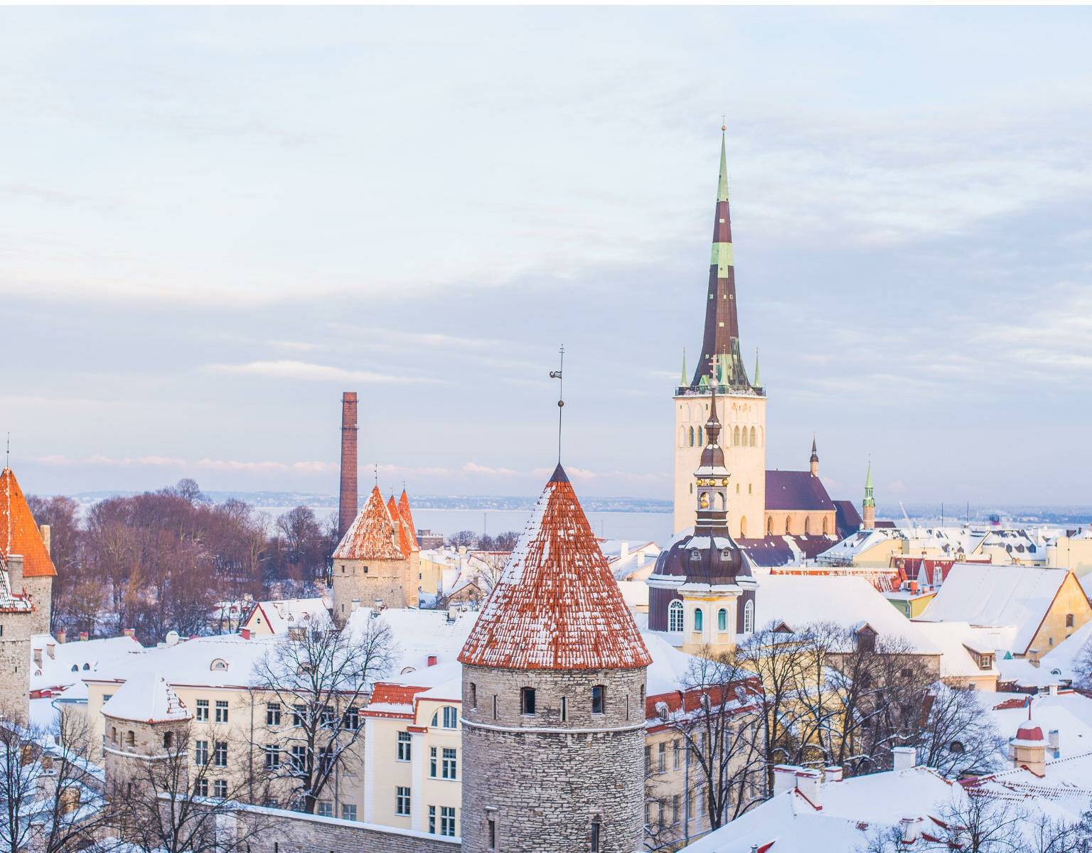 Auf den Spitzdächern von Tallinns Altstadt liegt Schnee.