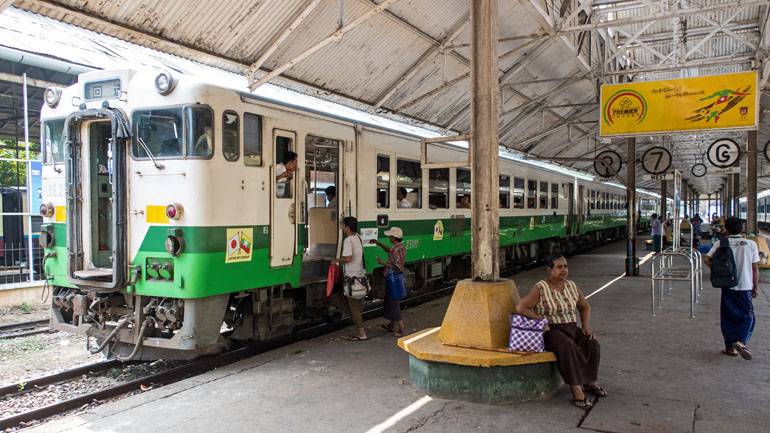 Zug am Bahnhof von Yangon.