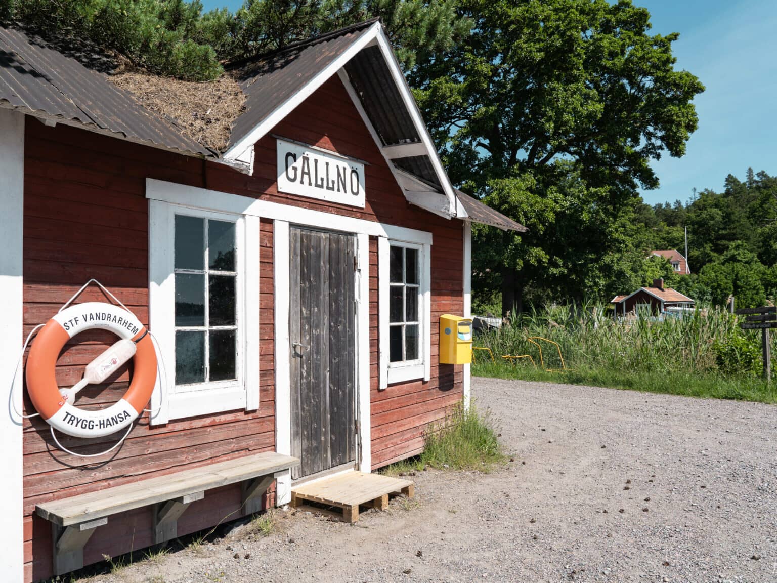 Ein Ferienhaus auf der Insel Gallnö im Stockholmer Schärengarten wie aus dem Bilderbuch: rote Fassade mit weißen Fensterrahmen.