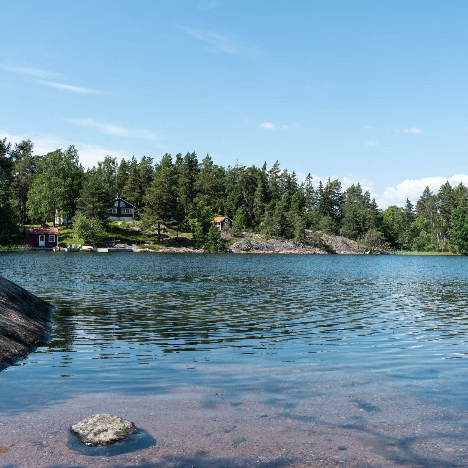 Die tiefblauen Badebuchten gesäumt von Felsen und Wäldern sollten sich Besucher der Schäreninsel Gällnö nicht entgehen lassen.