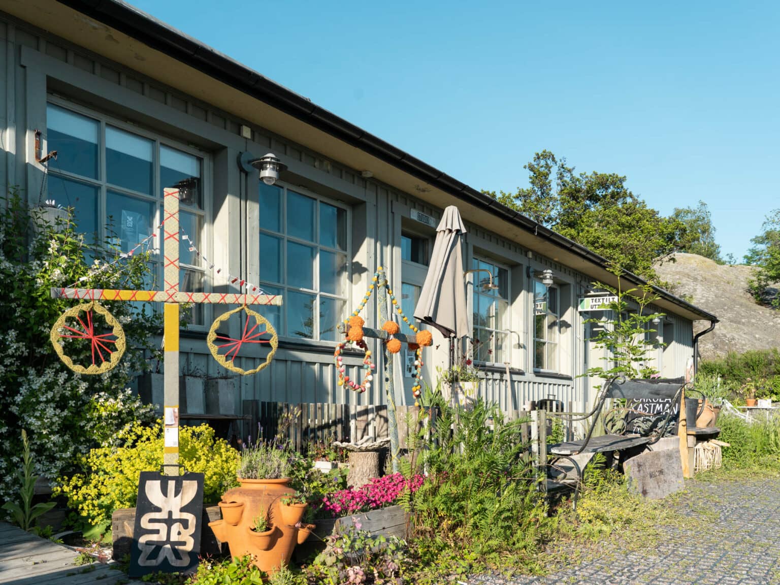 Ein bunt dekorierter Vorgarten im Art Village auf Fjäderholmen.