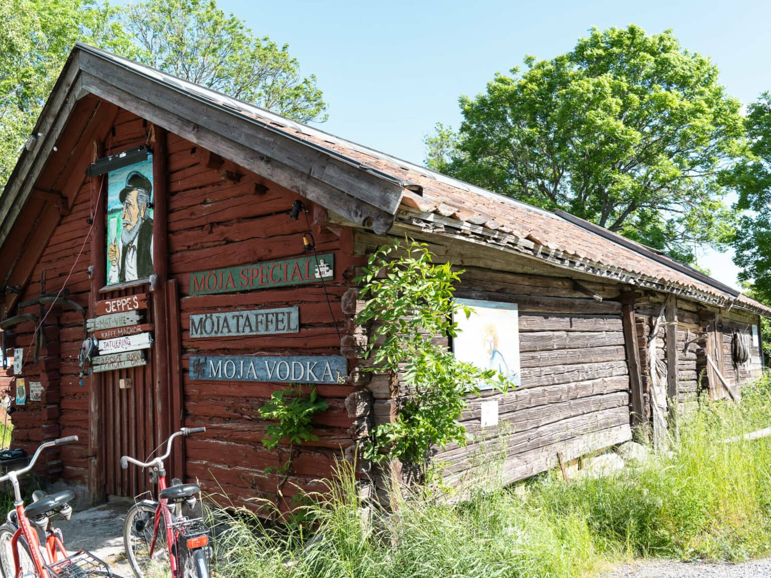 Rad abstellen und im kleinen Holzhaus ein kühles Getränk einnehmen.
