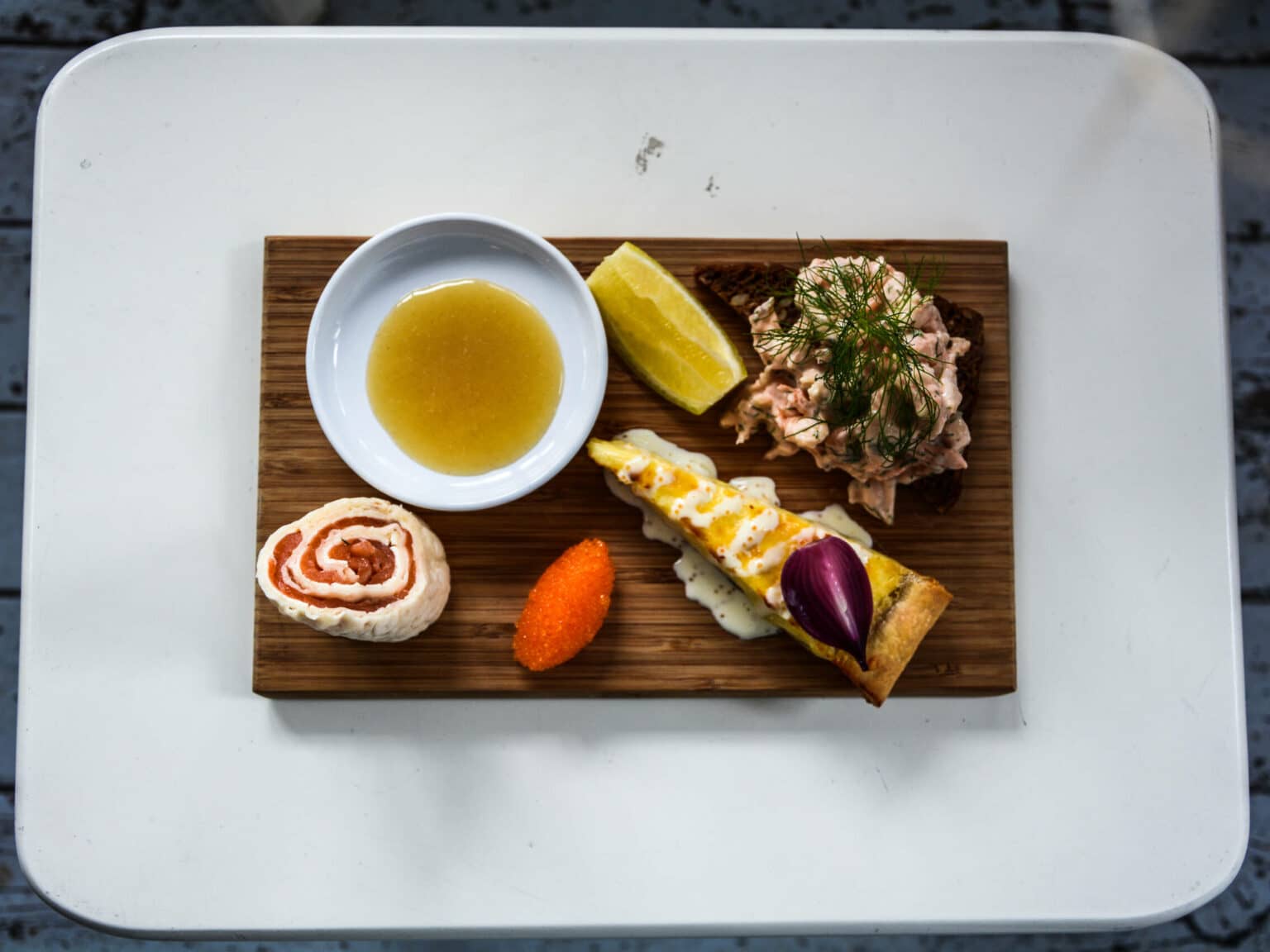 Eine Komposition typischer schwedischer Köstlichkeiten wird im Restaurant Röda Villan serviert.