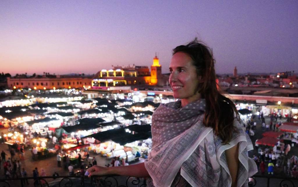 Als Frau allein auf Reisen achtet Reisebloggerin Anja auf angemessene Kleidung, wie dem Sarong in Marokkos Stadt Marrakesch.