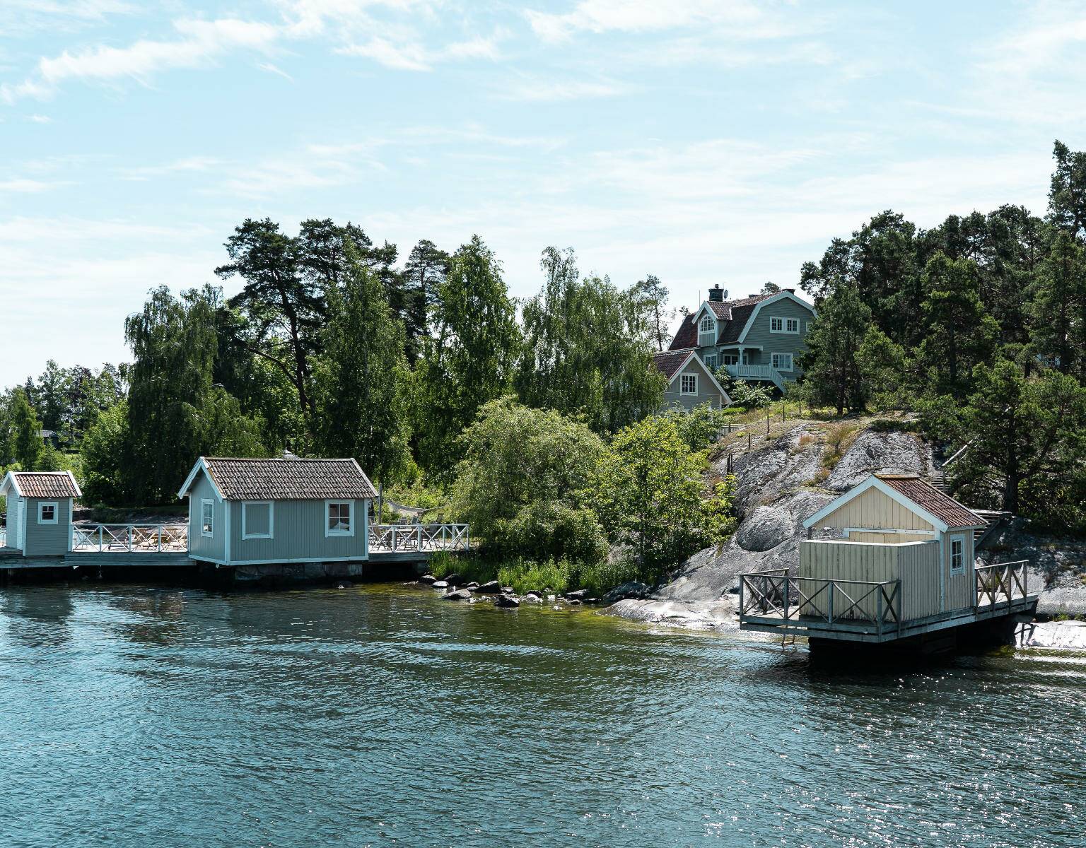 Unbedingt zu empfehlen ist ein Ausflug von Stockholm zu den kleinen, bunten Badehäusern aus Holz, die sich auf den Inseln des Schärengartens ans Ufer schmiegen. Hier kommt Sommer-in-Schweden-Feeling auf.