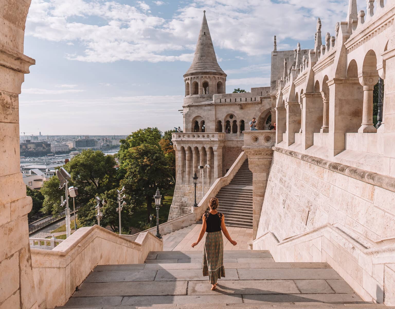 Budapest Städtetrip: Eine Frau die eine Treppe hinunter geht mit einem Gebäude im Hintergrund.