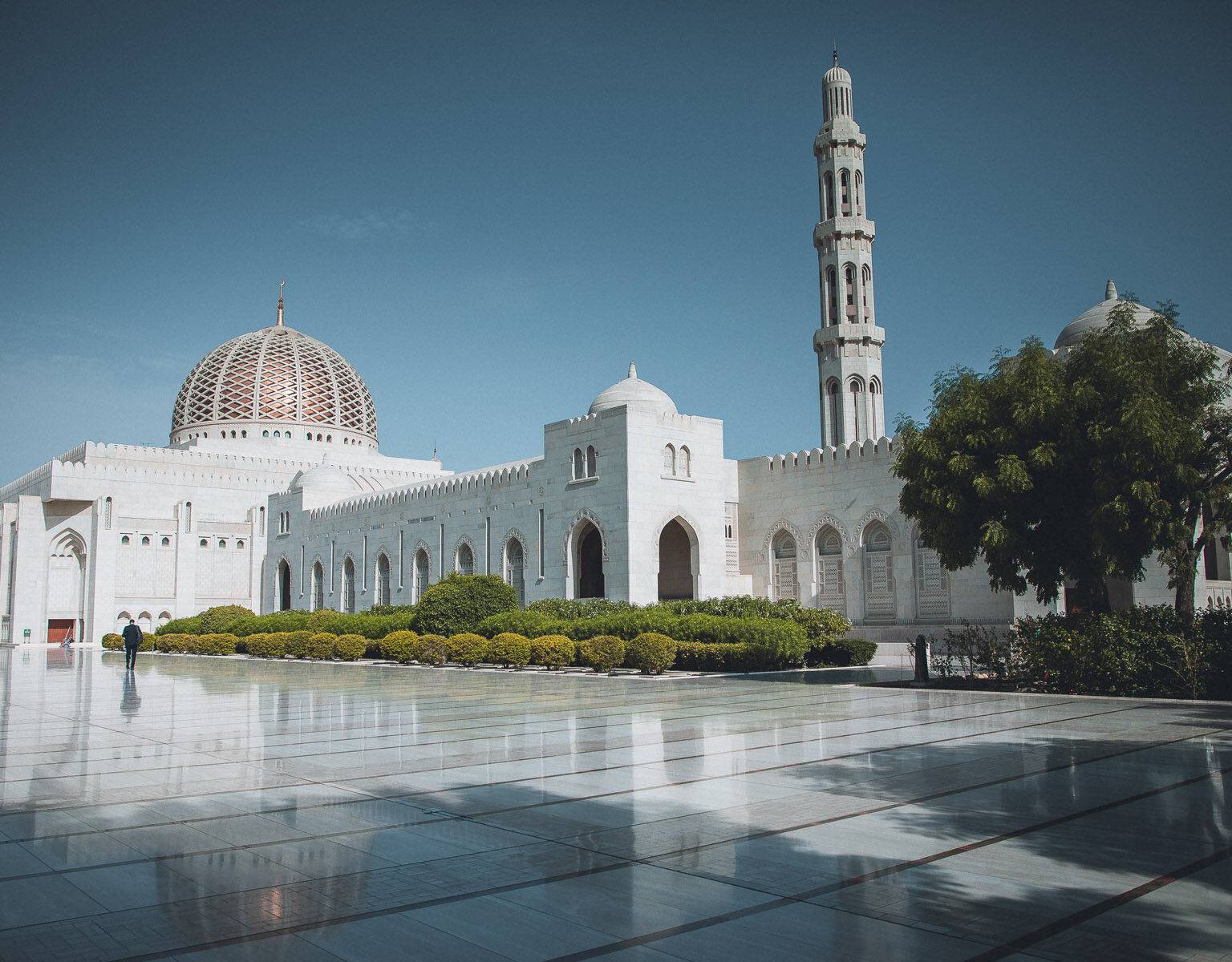 Eine der weltweit größten Moscheen ist die Sultan-Qabus-Mosque, das beeindruckende weiße Gebäude mit dem riesigen Vorplatz befindet sich in der Nähe von Maskat, Oman.