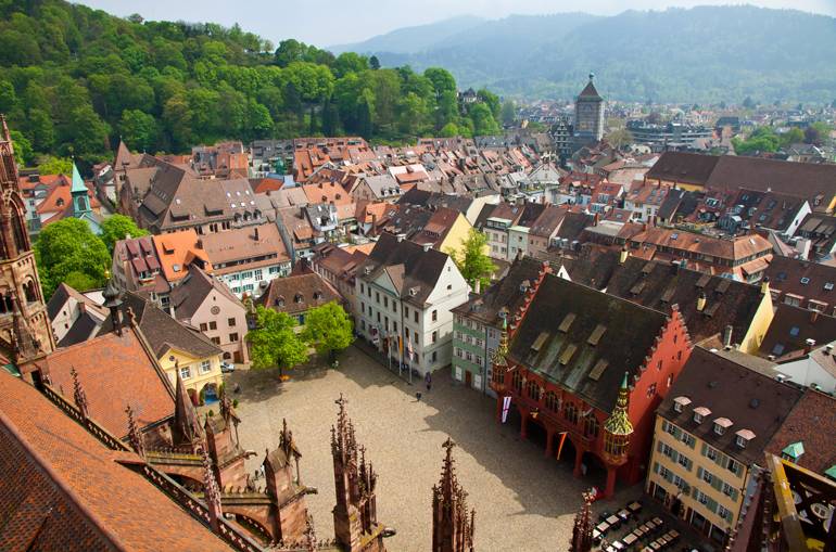 In Freiburg ist es immer etwas wärmer als im Rest Deutschlands – hier lohnt sich ein Wochenendtrip eigentlich das ganze Jahr über. 