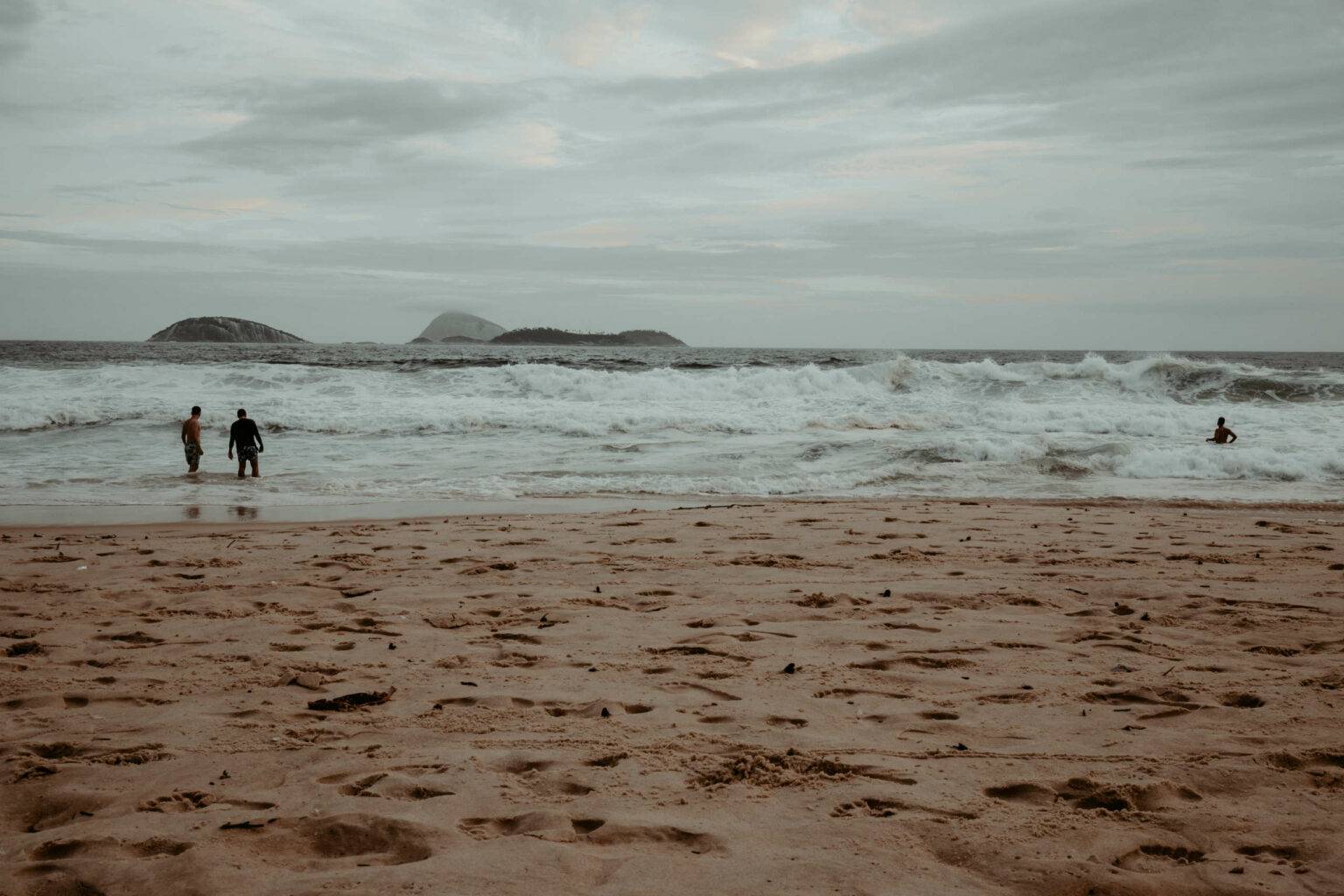 Nicht ungefährlich: Hoher Wellengang am Strand von Ipanema.