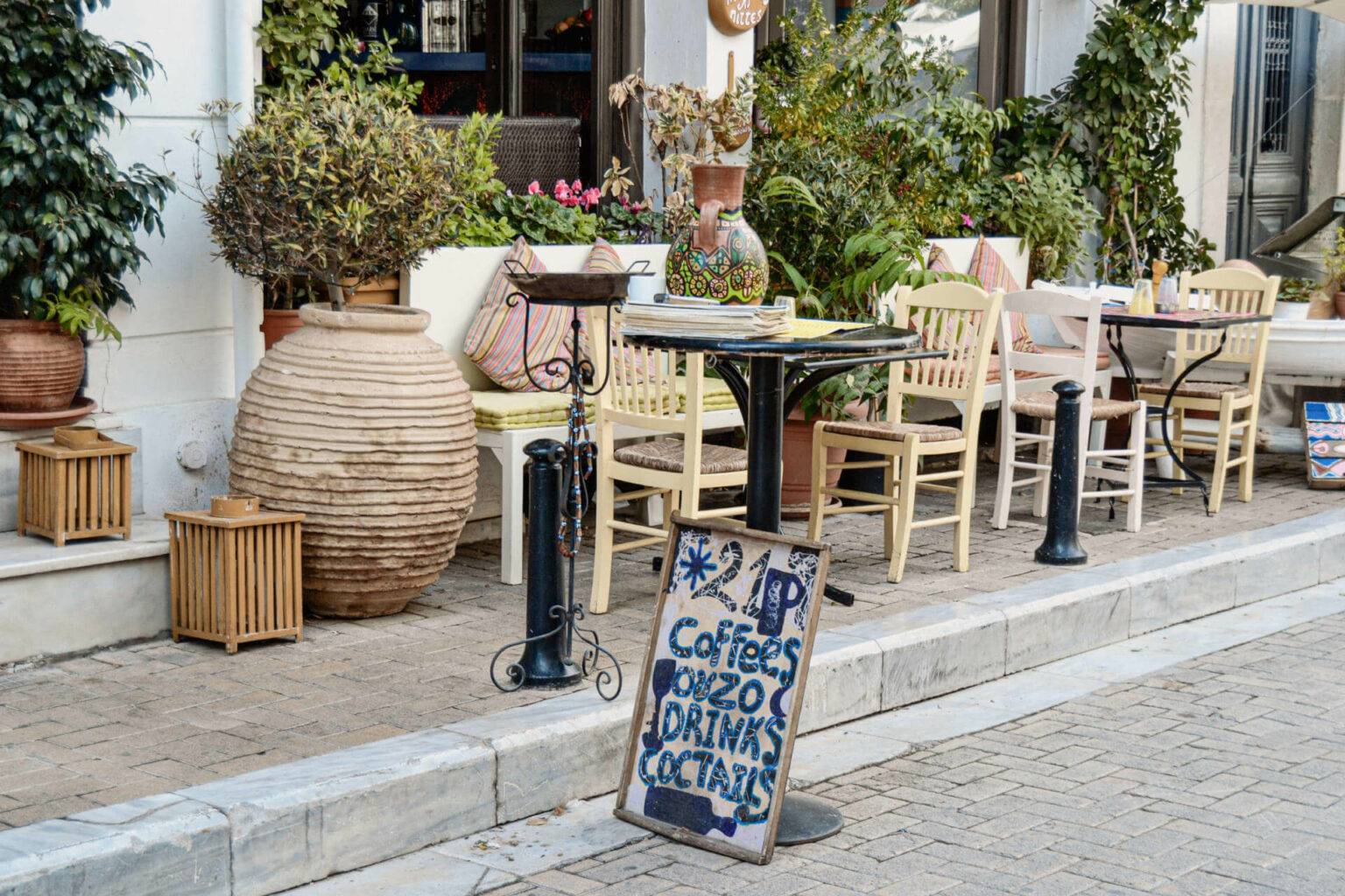 Die schönsten Cafés verstecken sich im Stadtviertel Plaka.