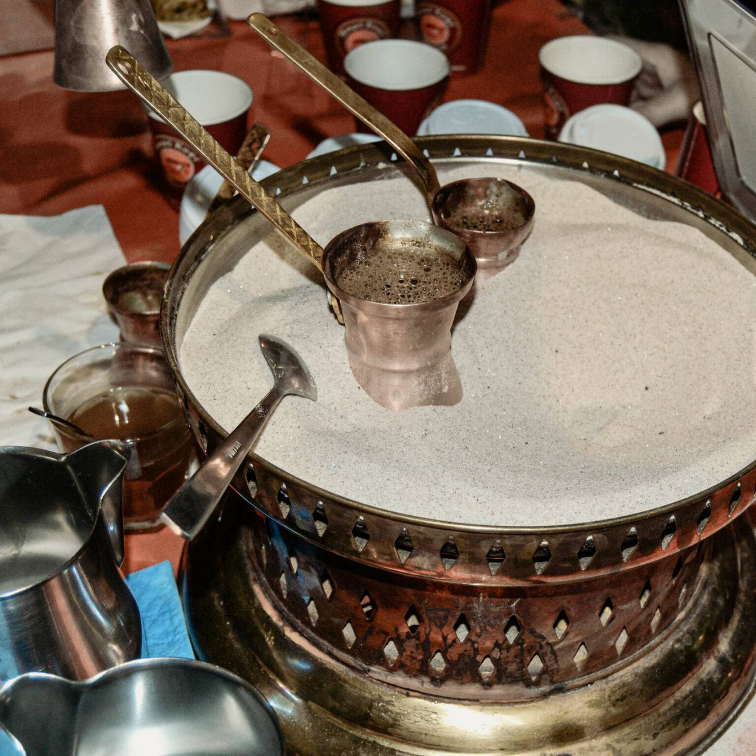 Ein besonderer Geheimtipp für einen Besuch in Athen: Im ältesten Café Orea Hellas wird frisch gebrühter Kaffee in kleinen traditionellen Kännchen serviert.