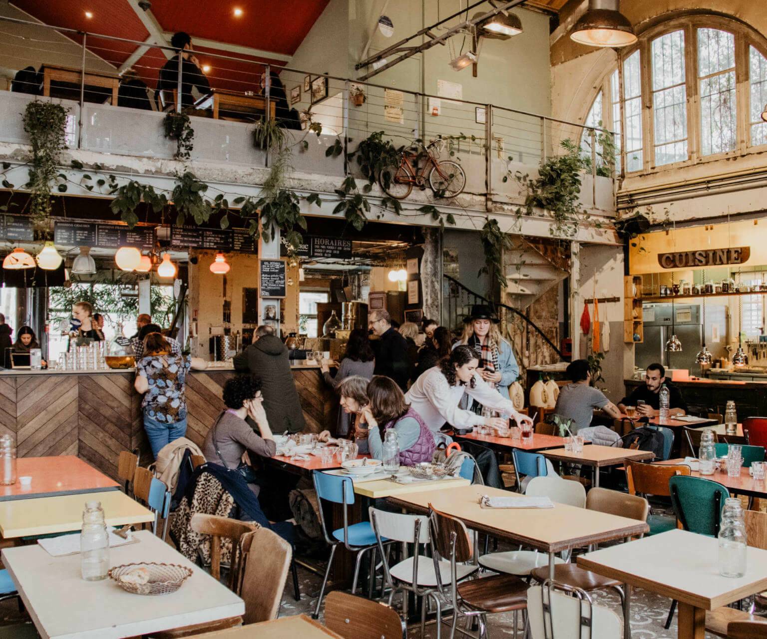Ein Tipp, der nicht in jedem Reiseführer steht: Das alternative Café La REcyclerie in Paris mutet wie eine Kantine an, Stühle stehen dicht an dich, die Küche ist offen..