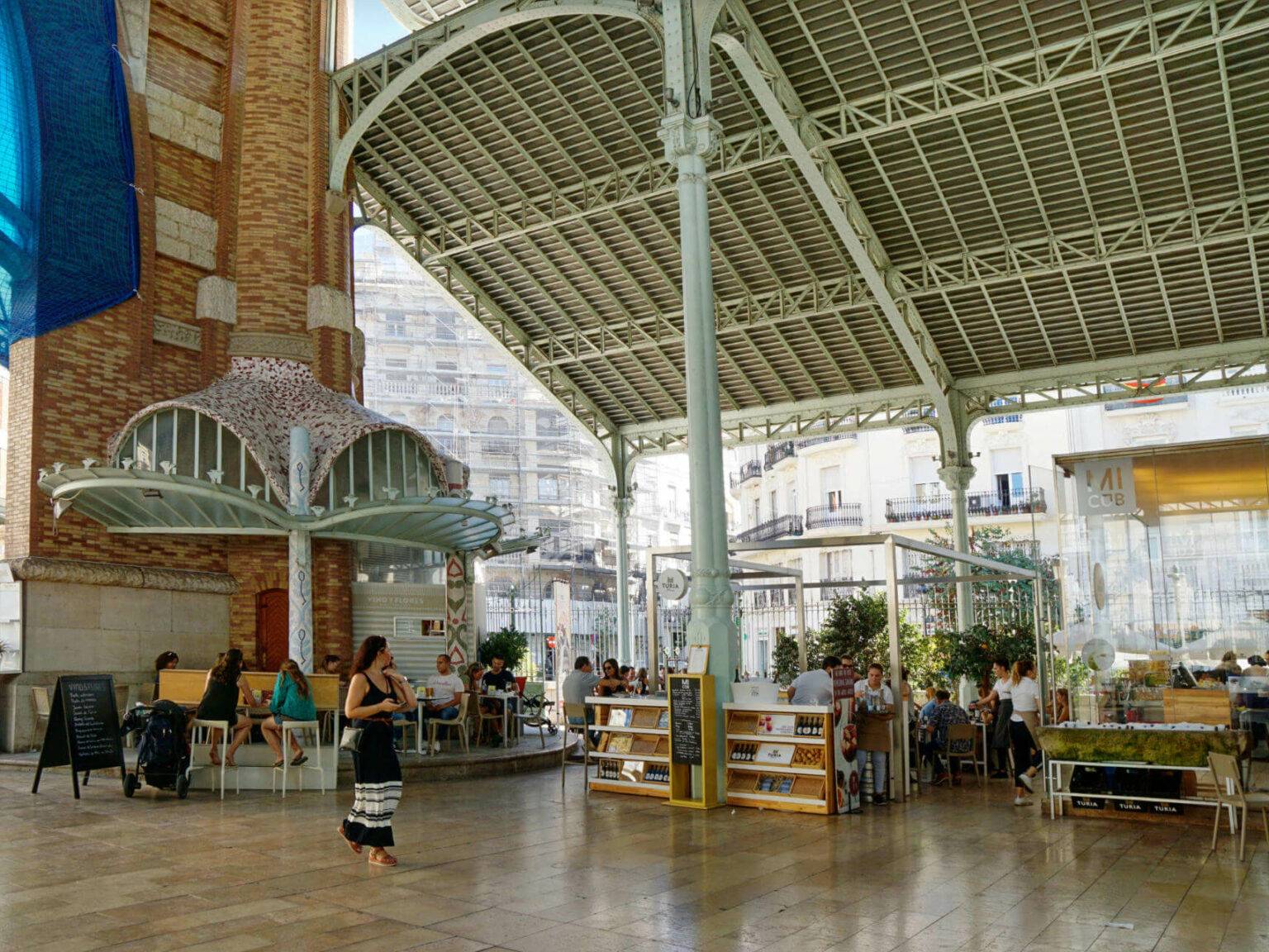 In der Markthalle Mercado Colon in Valencia befinden sich einige Stände mit typisch spanischen kulinarischen Geheimtipps.