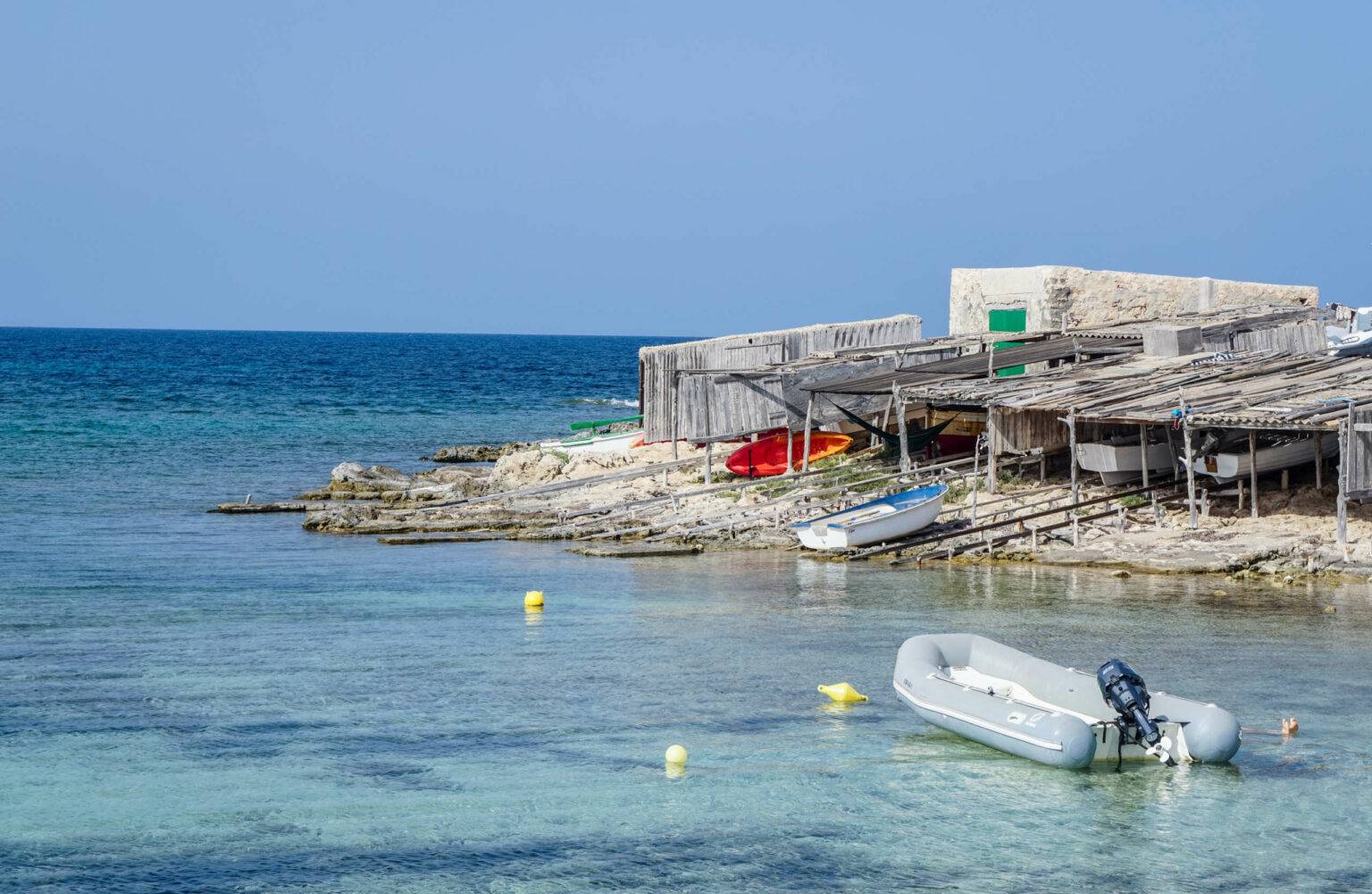 Hübsche Fischerhütten und Trockendocks aus Holz wie in Es Pujol erinnern an das traditionelle Erbe Formenteras. Hier werden die Boote immer noch in sicherer Entfernung vom Meer aufbewahrt.