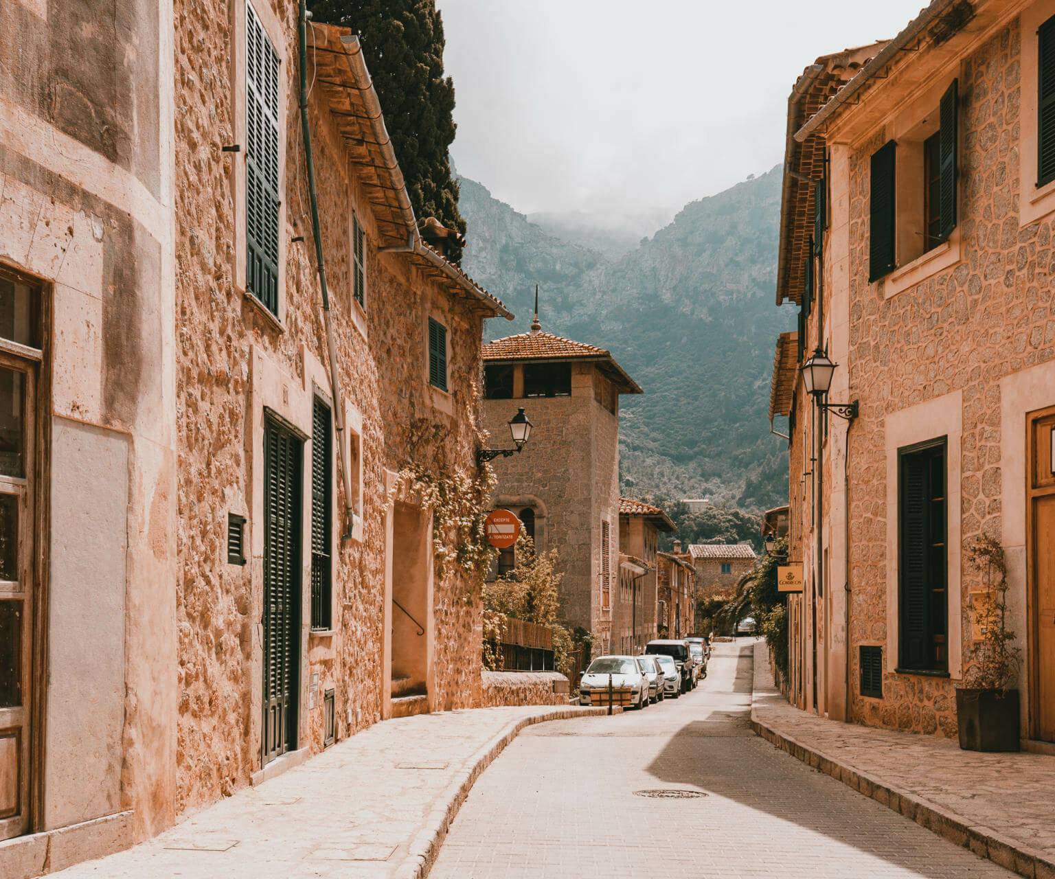 Eine ruhige kleine Straße zwischen den Häusern im ruhigen Deià auf Mallorca.