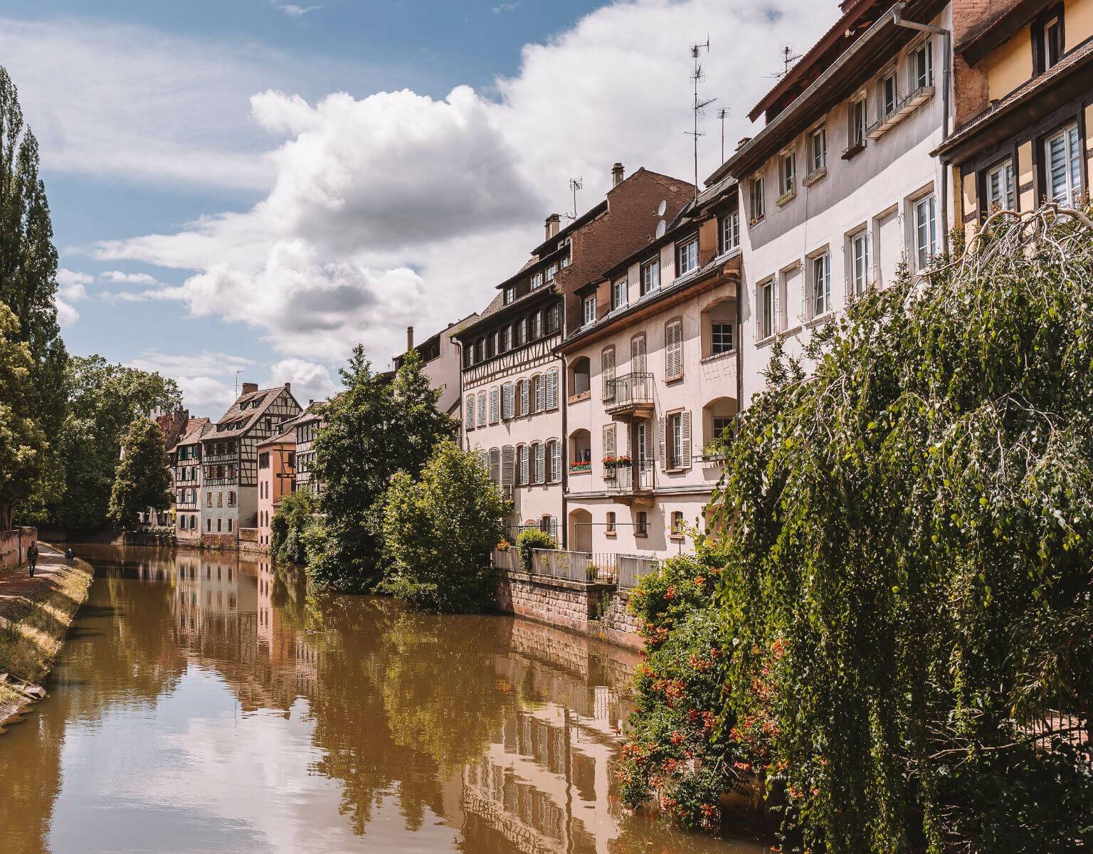 Die Häuserreihen an den Kanälen des Viertels La Petite France sehen aus wie aus dem Märchen.