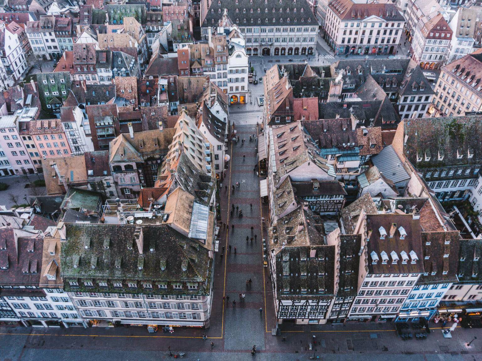 Die Aussicht vom Münster auf die Häuser und Cafés ist beeindruckend.
