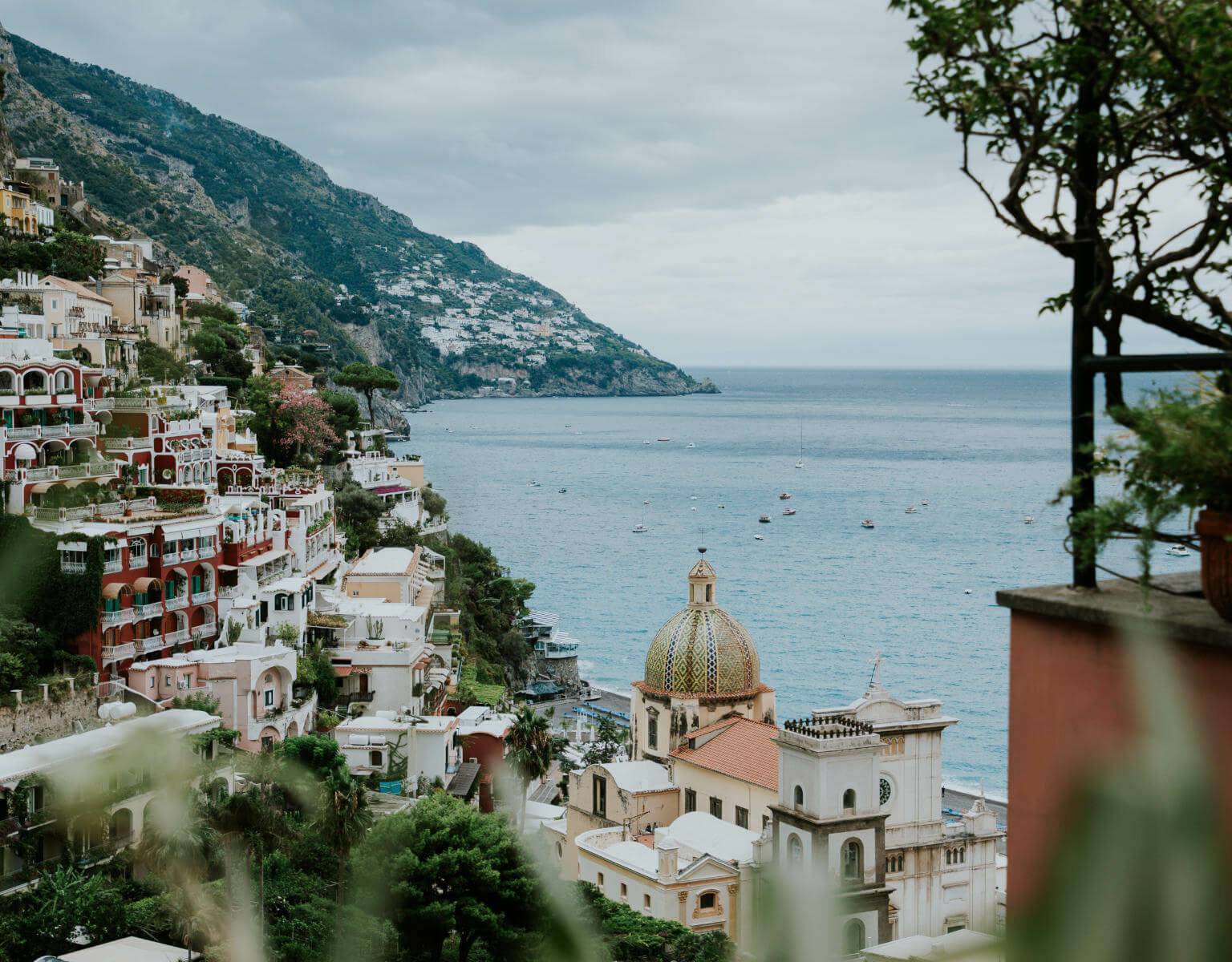 Blick auf die Häuser und das Meer von Positano an der italienischen Amalfiküste.