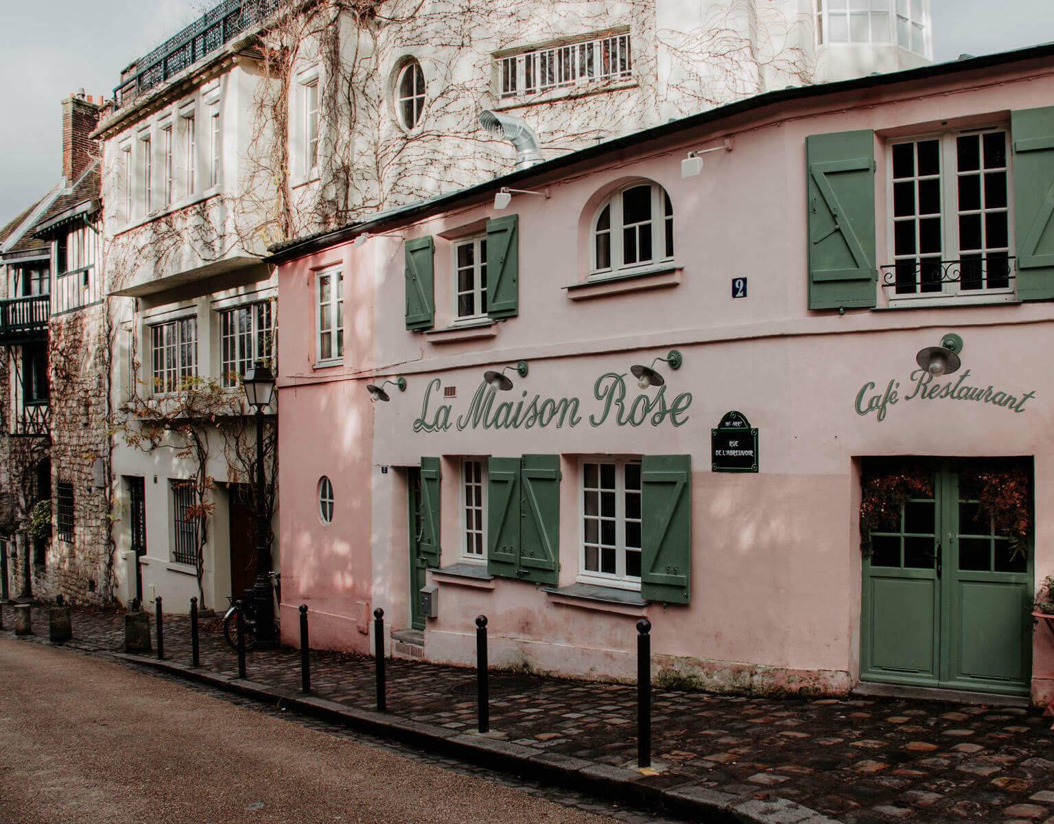 Ein echter Geheimtipp: La Maison Rose ist ein Pariser Café und Restaurant mit rosa Fassade und grünen Fensterläden.