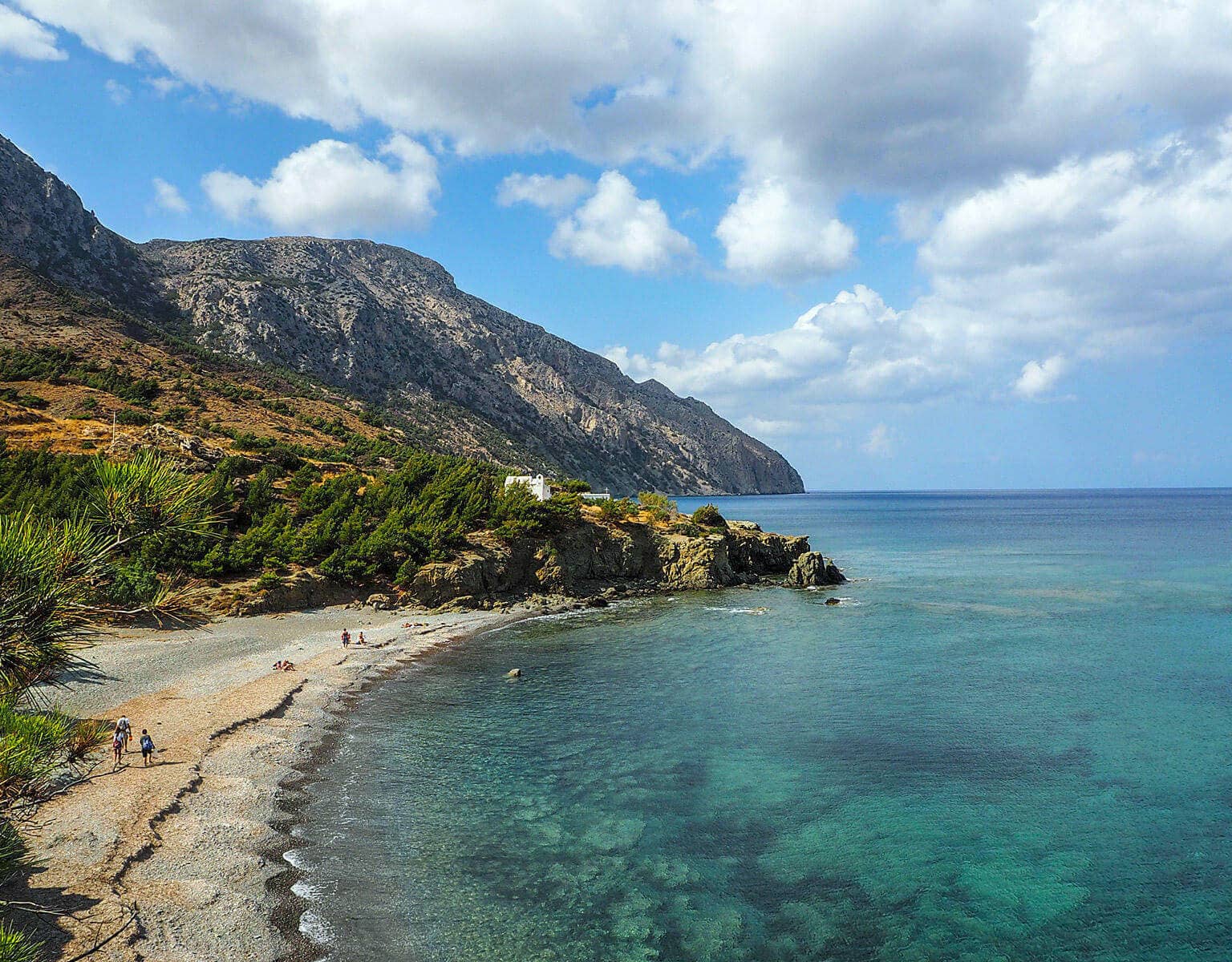 Zwischen Wäldern und Olivenhainen befindet sich die Bucht Vanánda von Karpathos, dessen Strand von feinem Kiesel gesäumt ist.