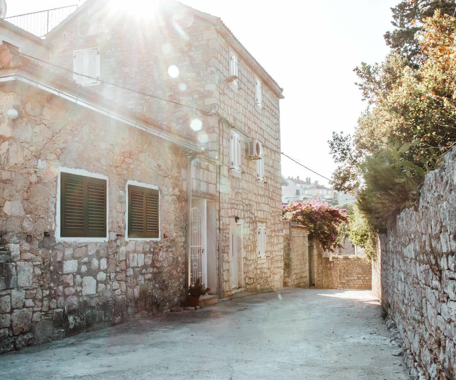 Die kleinen Straßen umgeben von Steinhäusern machen die idyllische Atmosphäre der Altstadt von Sutivan auf Brac aus - ein Geheimtipp für Entdecker, die auf ihrer Kroatien Reise Split besuchen.