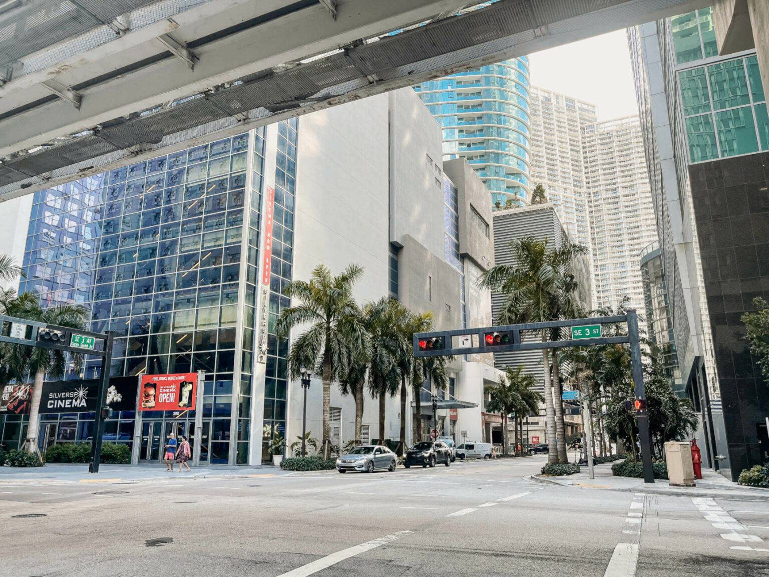Glänzende Wolkenkratzer prägen das Stadtbild in Downtown Miami.