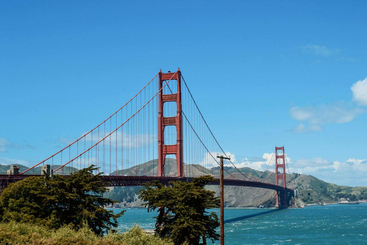 Die berühmte Golden Gate Bridge ist das Wahrzeichen der Stadt.
