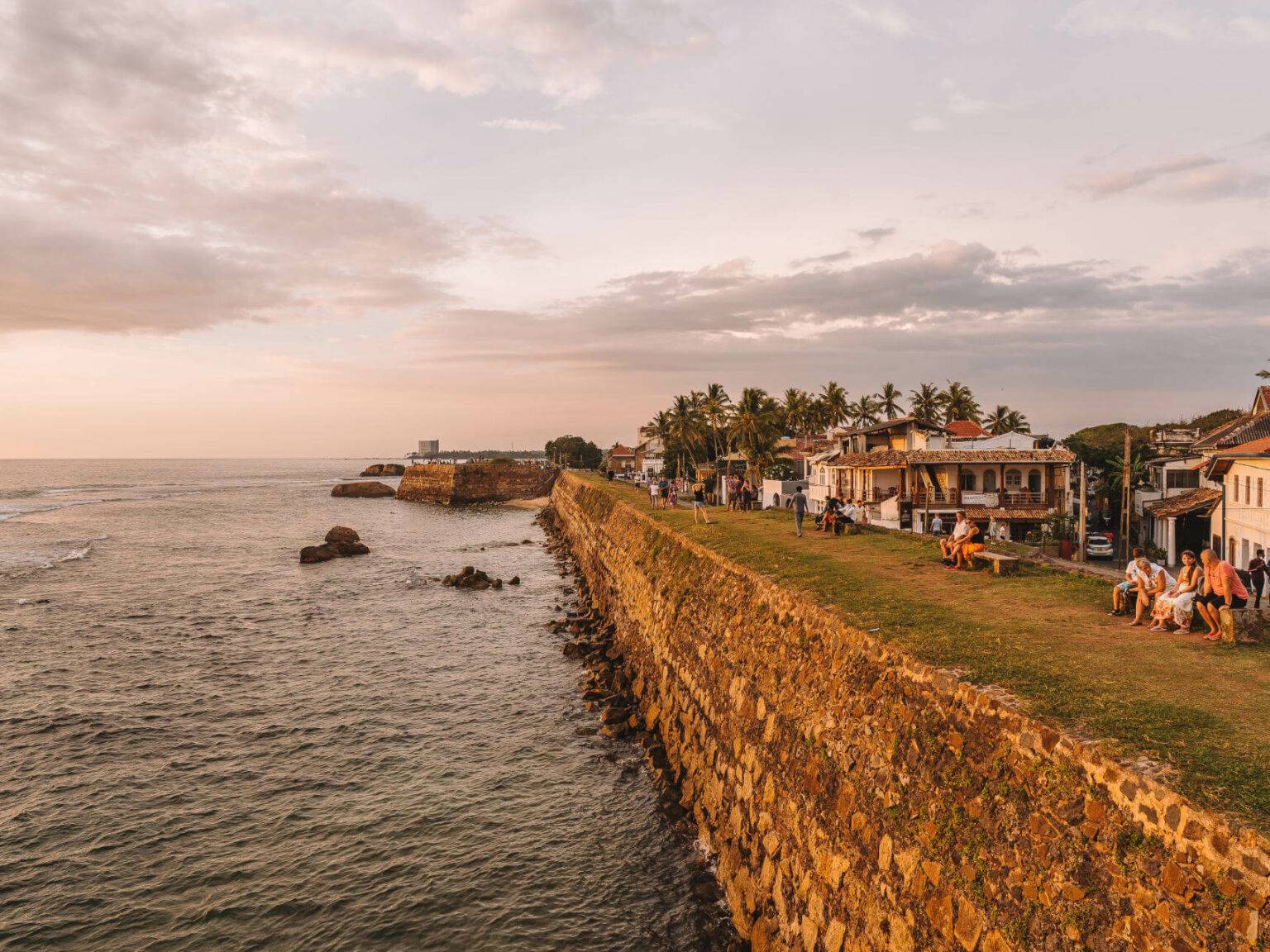 Der Geheimtipp für wunderschöne Reisefotos aus Sri Lanka: Zum Sonnenuntergang auf die Mauer das Dutch Fort.