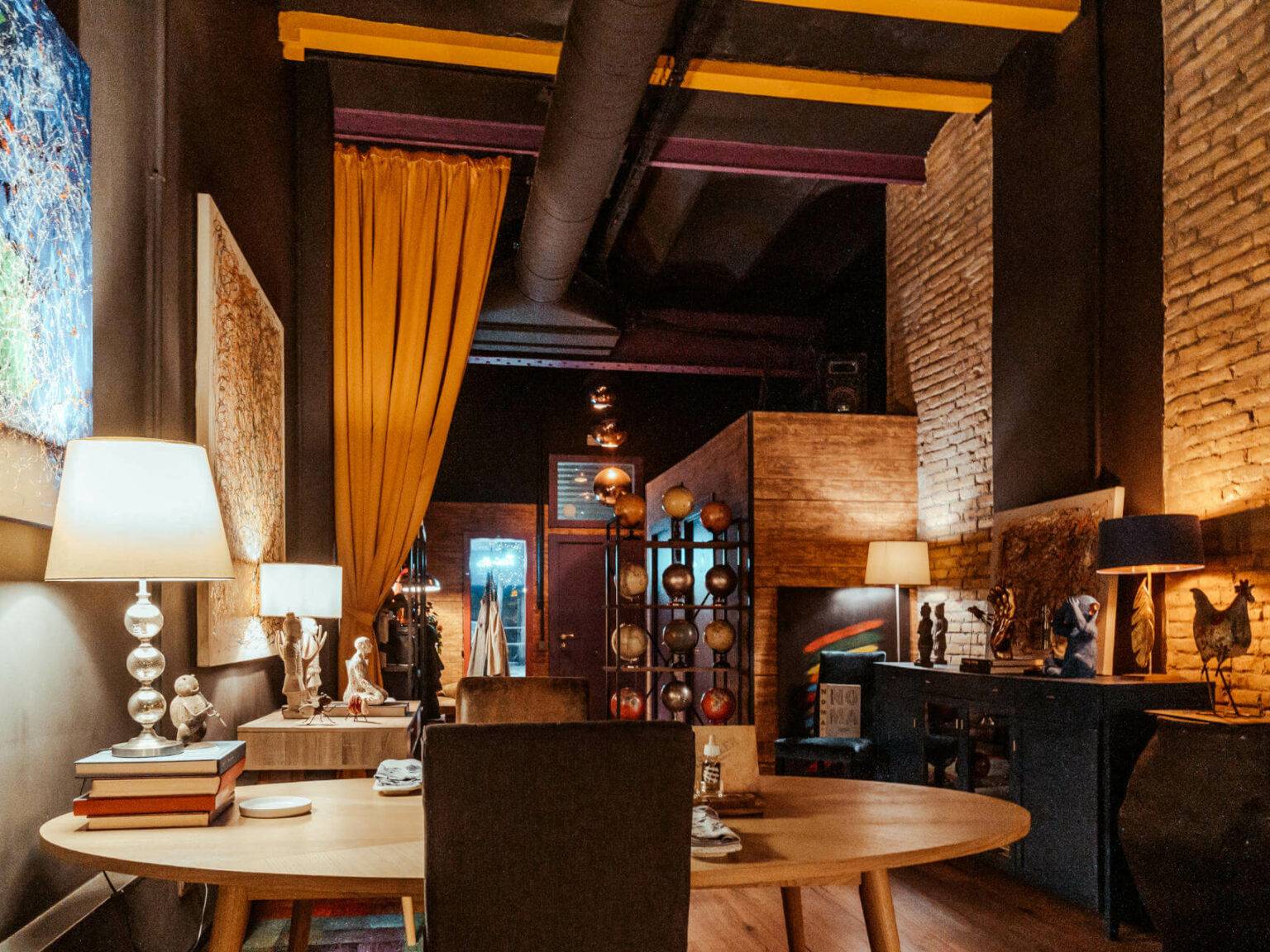 Das Tast Ller in Barcelona sieht nicht nach klassischem Restaurant aus, sondern geicht eher einem großen, stylisch eingerichteten Loft mit offener Küche.