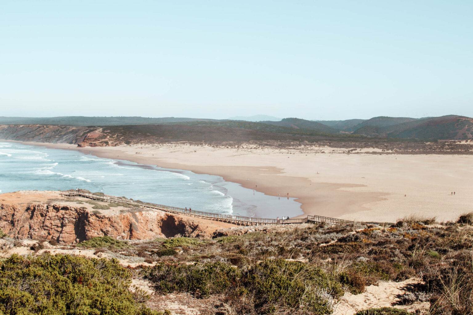 Ursprünglich und von Klippen gesäumt: Der Praia da Bordeira.