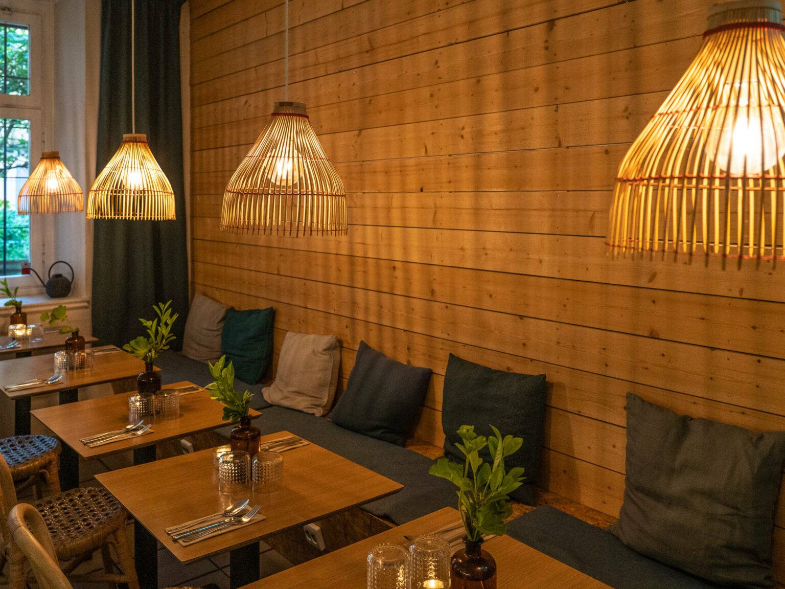 Ein Restaurant Geheimtipp mit Bali-Vibes und Urlaubsfeelings mit viel Holz und Bambus ist das Warung in Hornstull..