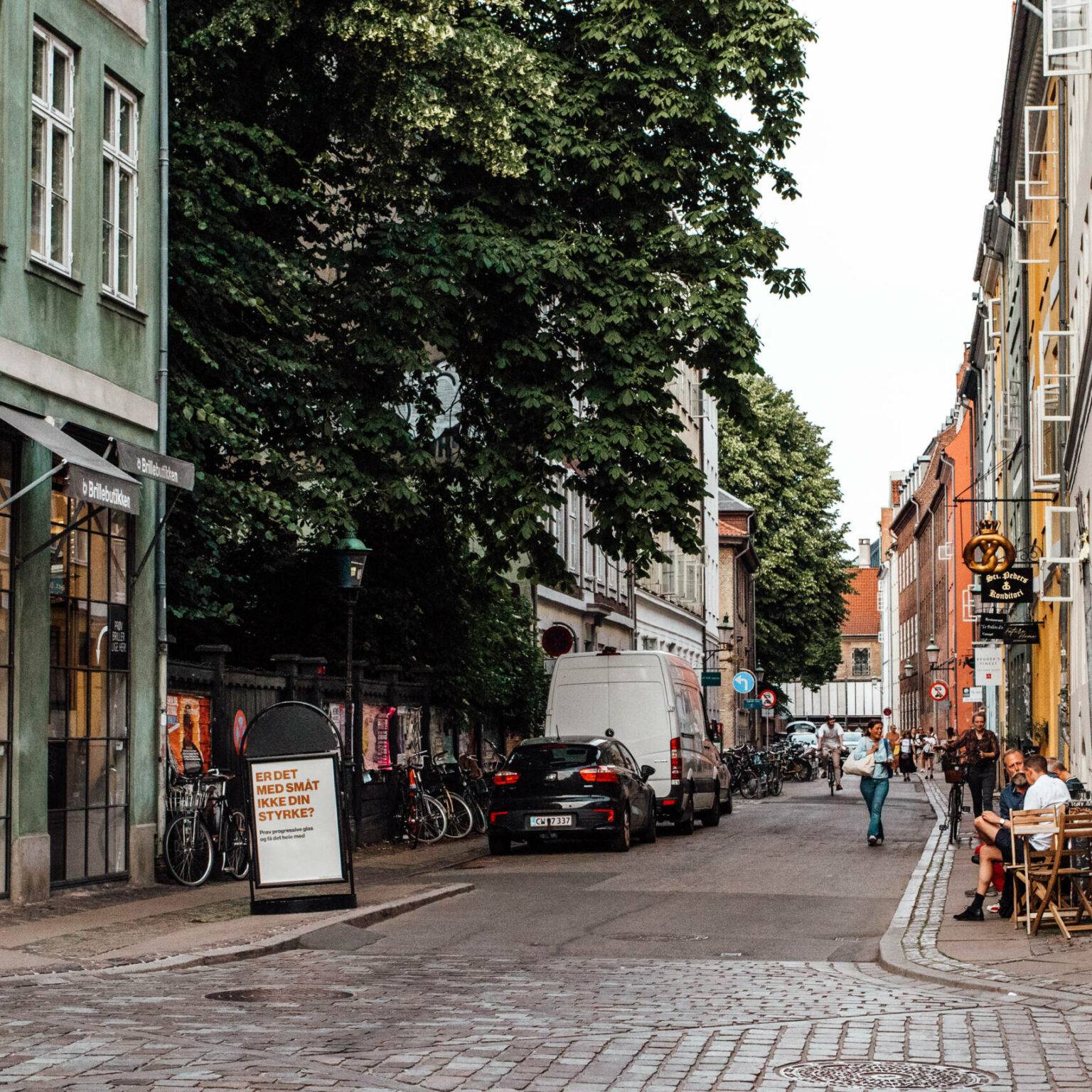 Eine Straße in Kopenhagen, wo coole Restaurants und Cafés den typischen dänischen Flair widerspiegeln.