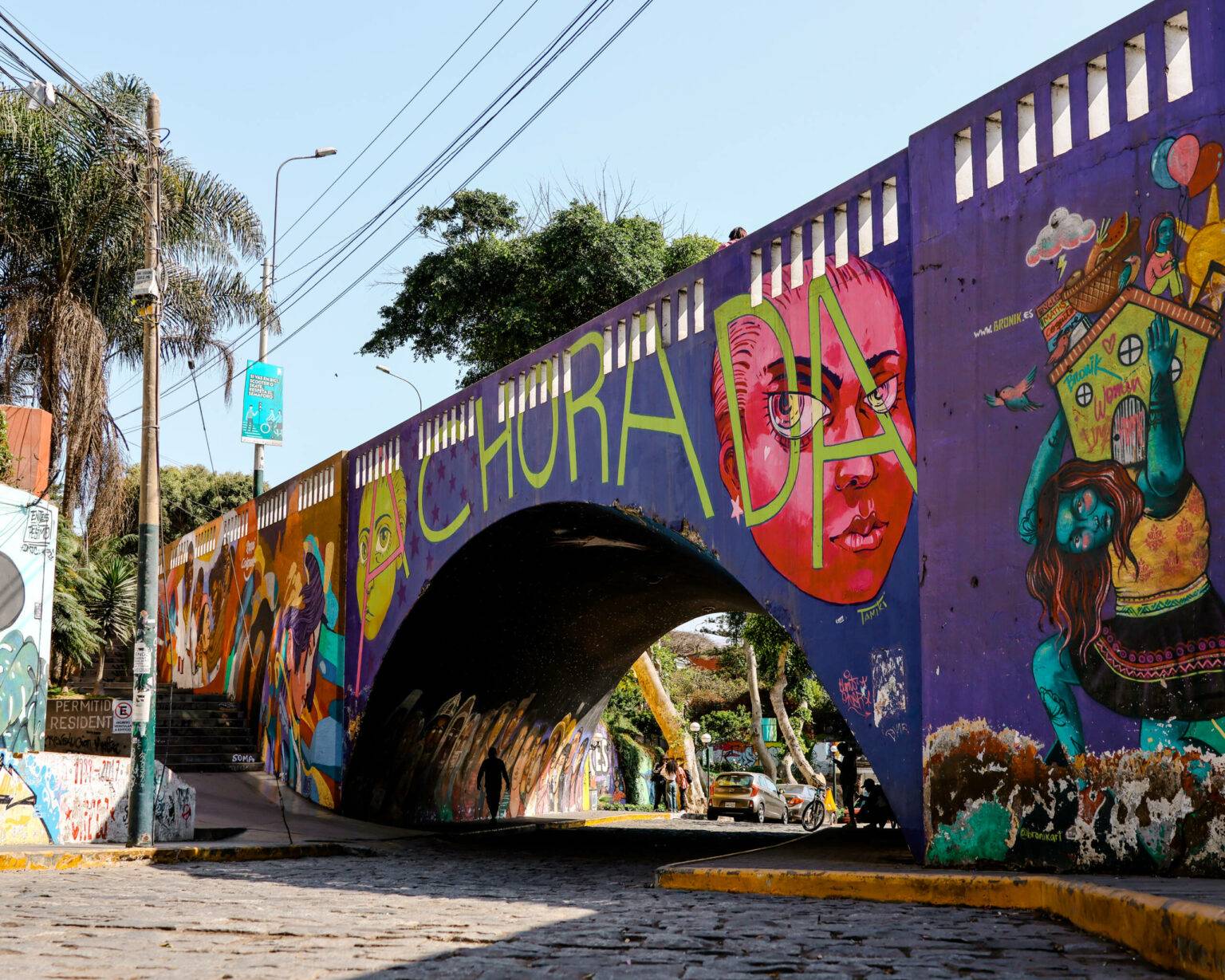 Die Brücke San Martin im Barranco Viertel in Lima ist voller Graffiti.