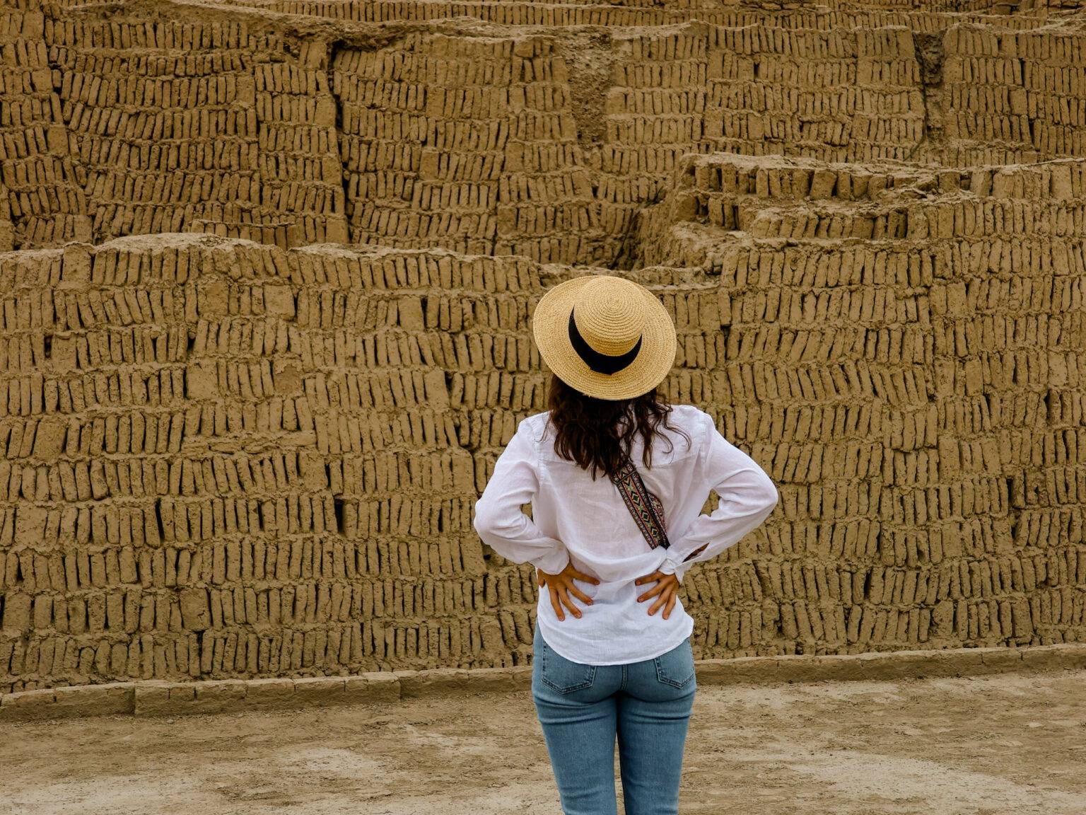 Reisebloggerin Nina von traveloptimizer steht vor der Tempelruine Huaca Pucllana in Lima.