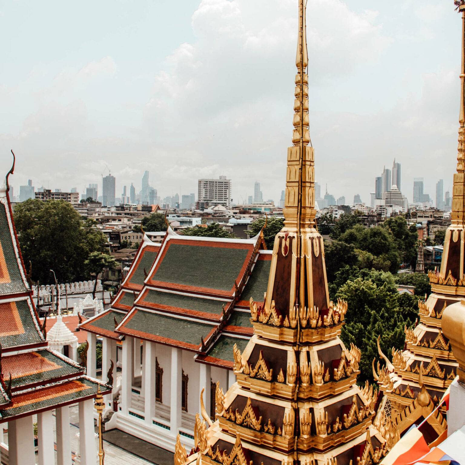Die goldverzierte Turmspitze des Palastes Wat Ratchanatda inmitten von Bangkok.