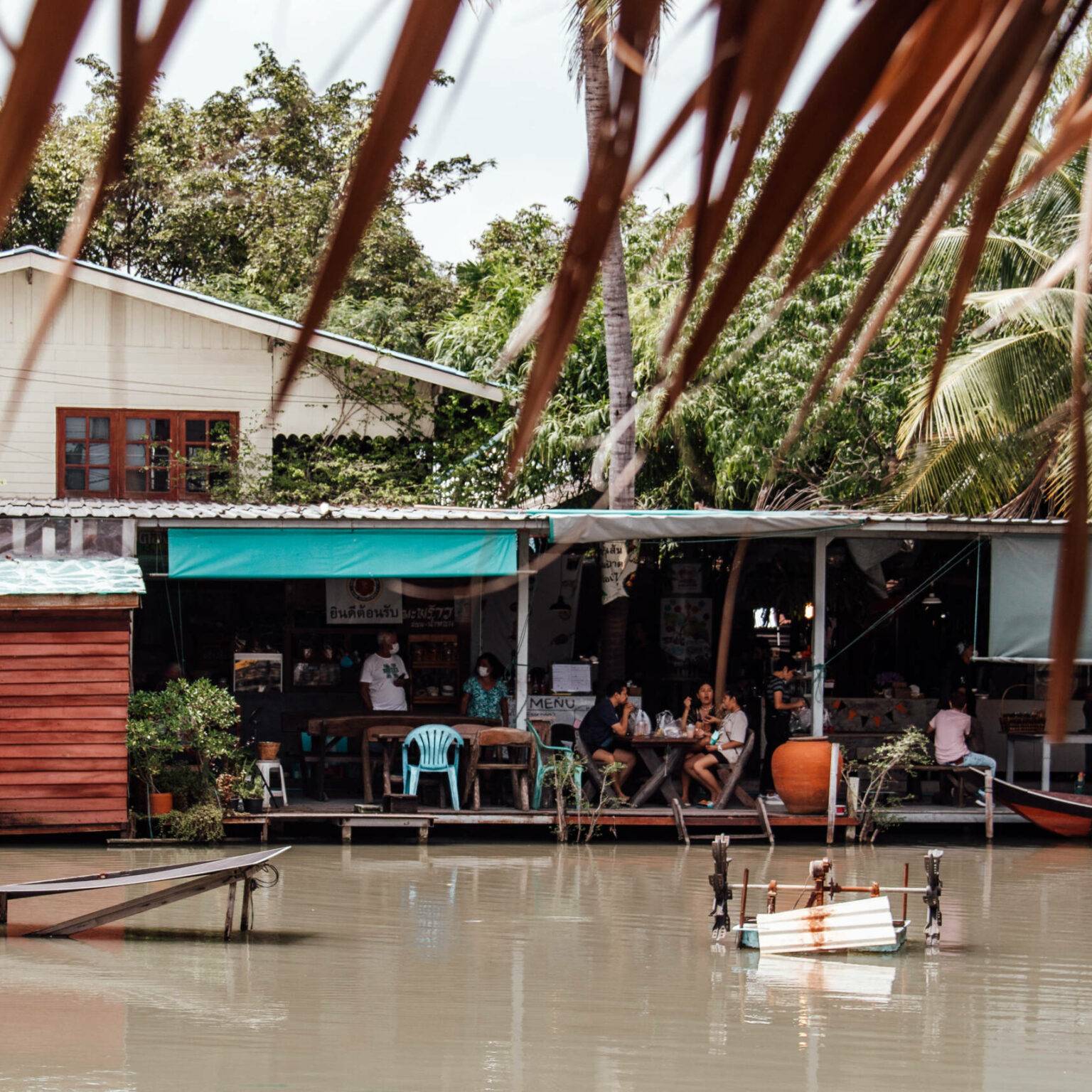 Der schwimmende Markt Bang Nam Phueng umgeben von Wasser.