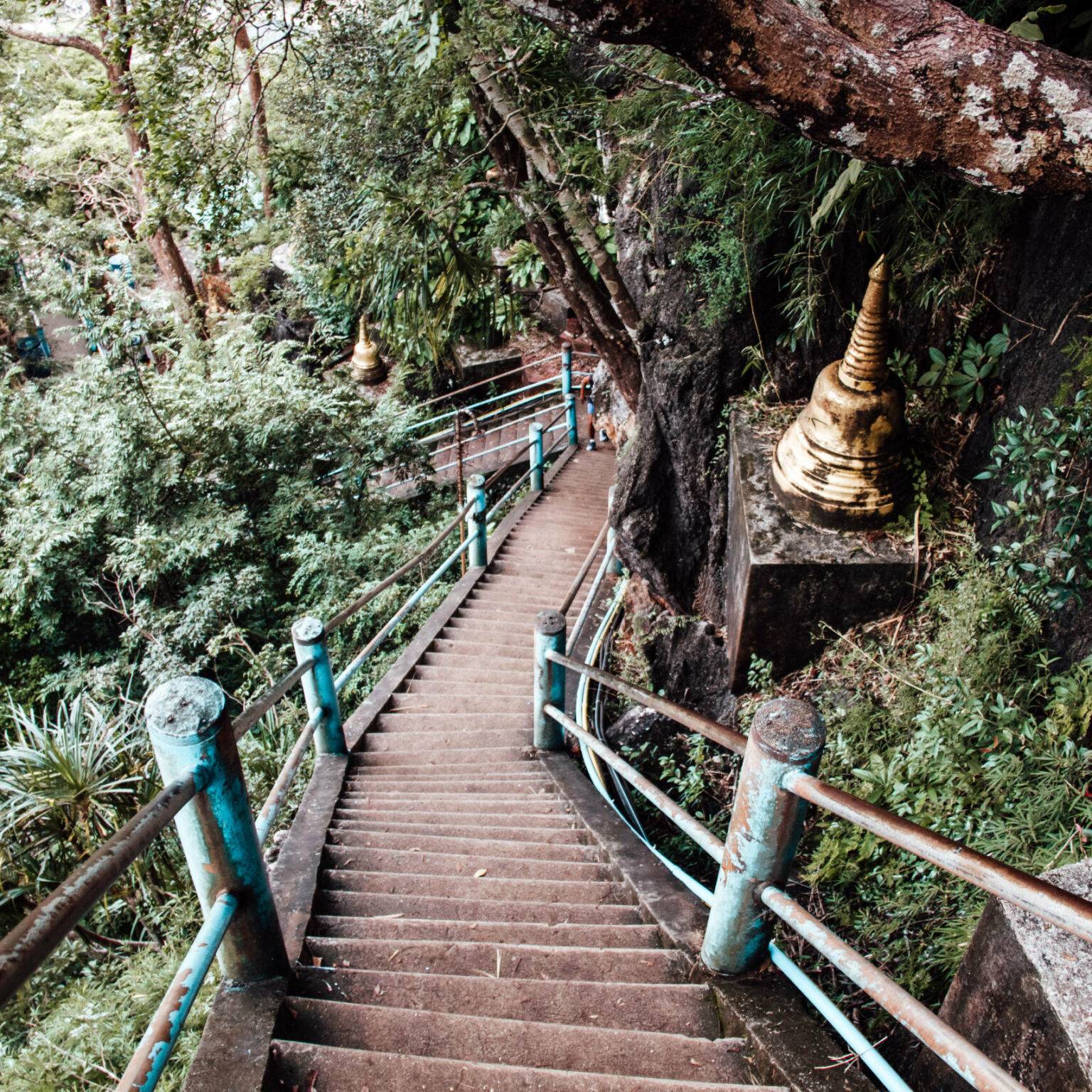Unzählige Treppenstufen führen zum berühmten Tiger Cave Tempel in Krabi.