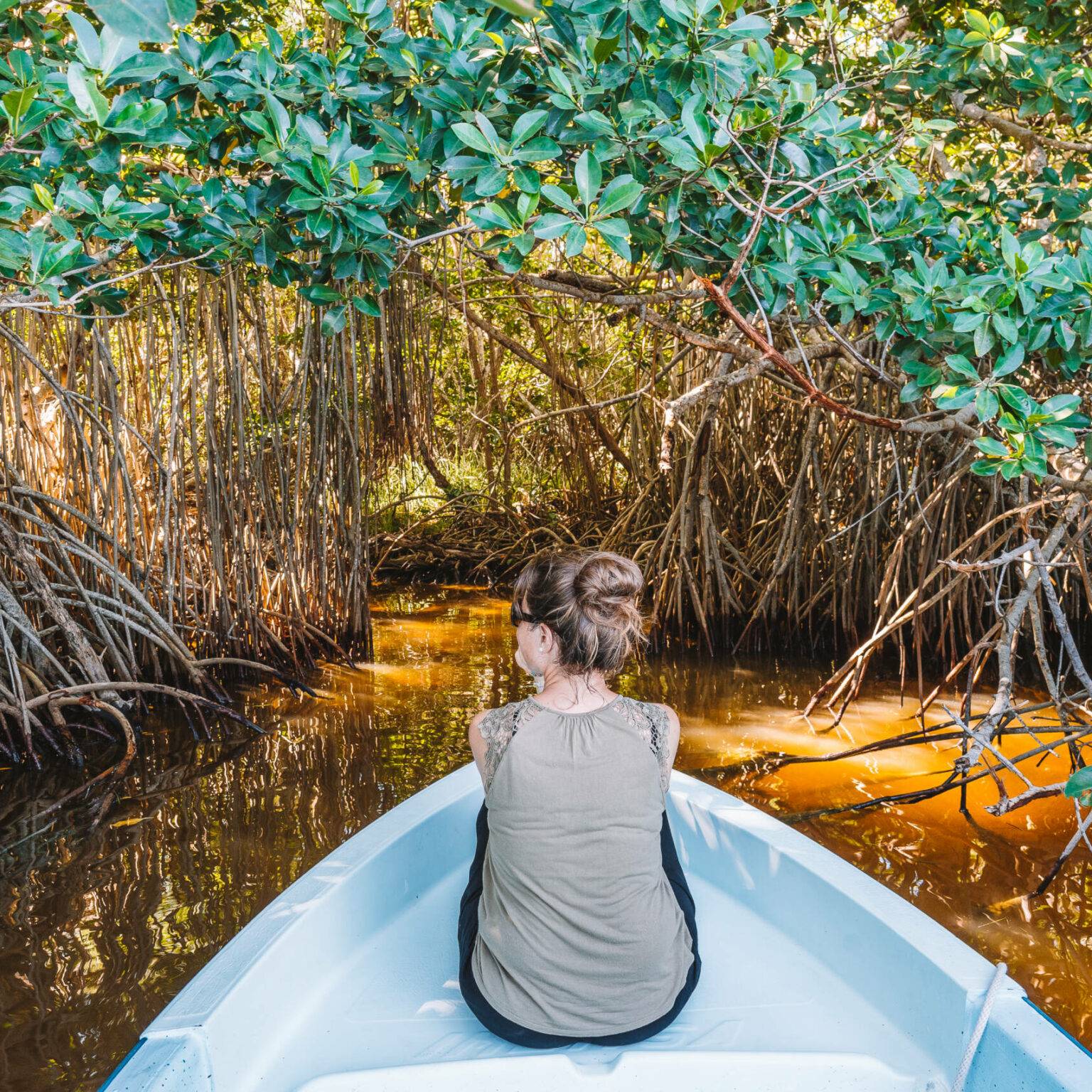 Bloggerin Melanie sitzt auf einem Boot im Biosphärenreservat Rio Lagartos.