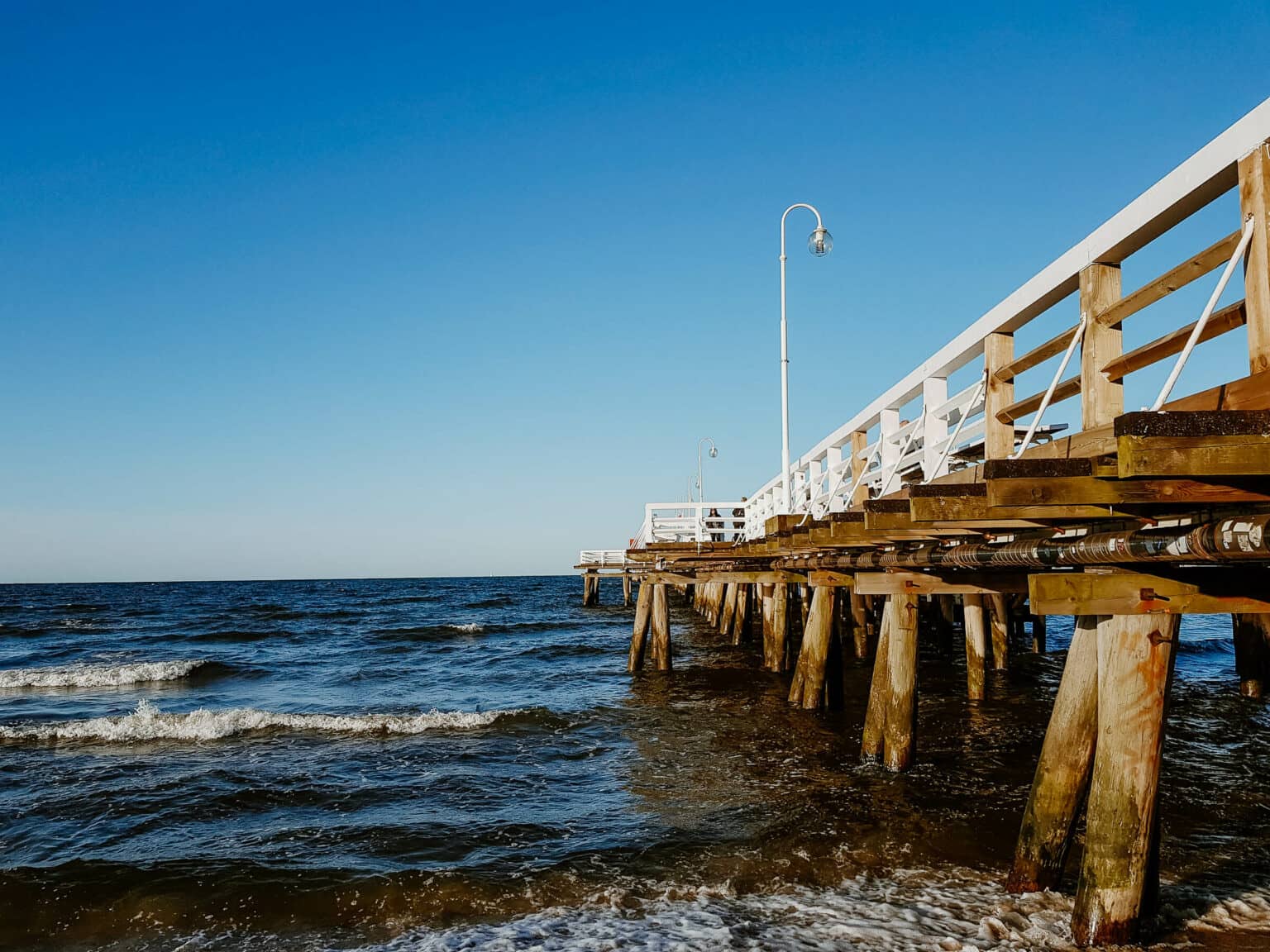 Die Seebrücke in Sopot, Danzig, führt direkt in die Ostsee.