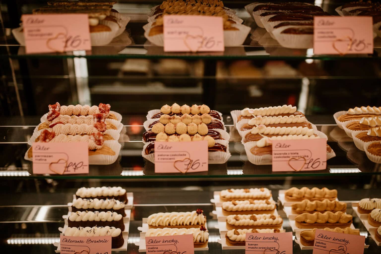 In einer Vitrine der Danziger Patisserie Eklerownia sind verschiedene Éclairs angerichtet.